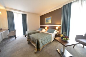 Deluxe Triple Room | Free minibar items, in-room safe, desk, iron/ironing board - Hotel Le Maritime (Istanbul)