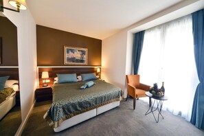 Deluxe enkelrum | Minibar med vissa gratis produkter och värdeförvaringsskåp på rummet