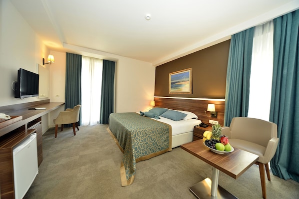 Deluxe trippelrum | Minibar med vissa gratis produkter och värdeförvaringsskåp på rummet