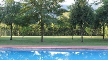 Una piscina al aire libre de temporada