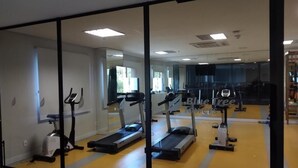 A gym with treadmills, stationary bikes, and a mirrored wall. - Blue Tree Towers Valinhos (Valinhos)