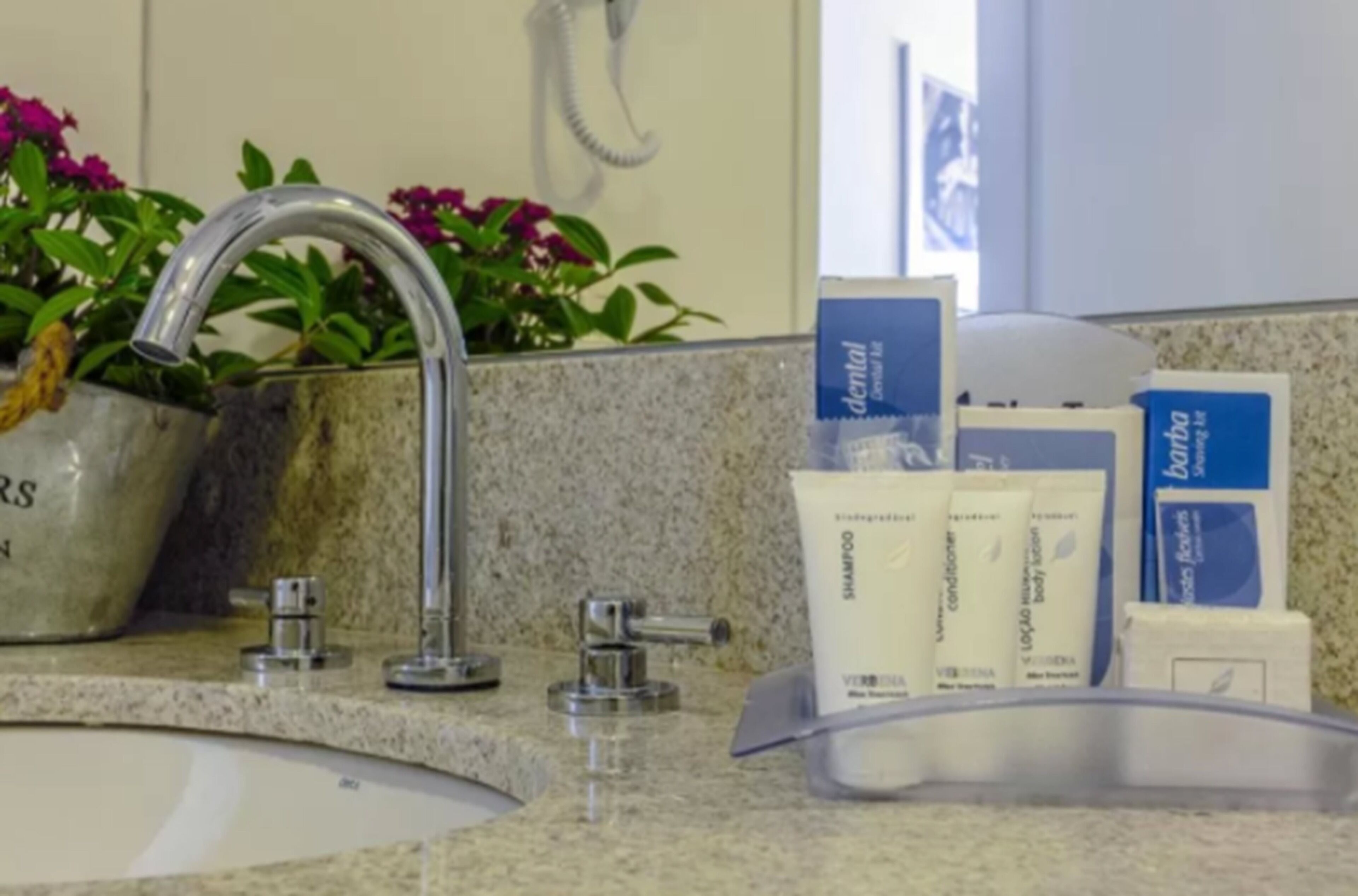 superior handicap | bathroom | free toiletries, hair dryer, towels, soap