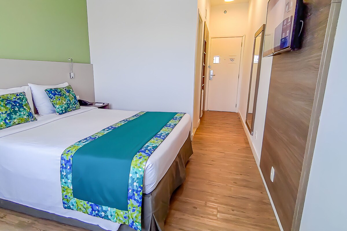 Deluxe Double Room | Minibar, in-room safe, desk, blackout drapes