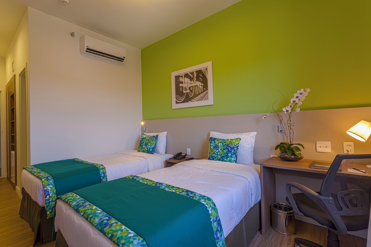 Deluxe Single Room | Minibar, in-room safe, desk, blackout drapes