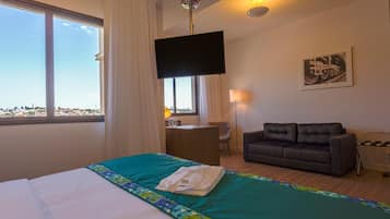 Minibar, Zimmersafe, Schreibtisch, Verdunkelungsvorhänge