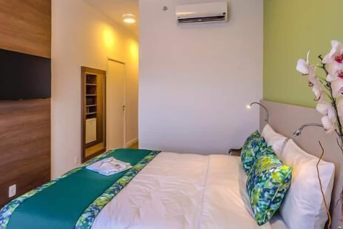 Minibar, caja fuerte, escritorio y cortinas opacas