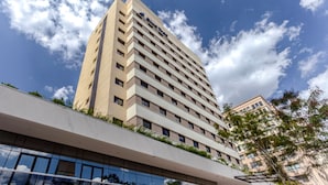 A modern high-rise hotel with a zigzag facade, multiple balconies, and a clear view of the sky. - Blue Tree Towers Valinhos (Valinhos)