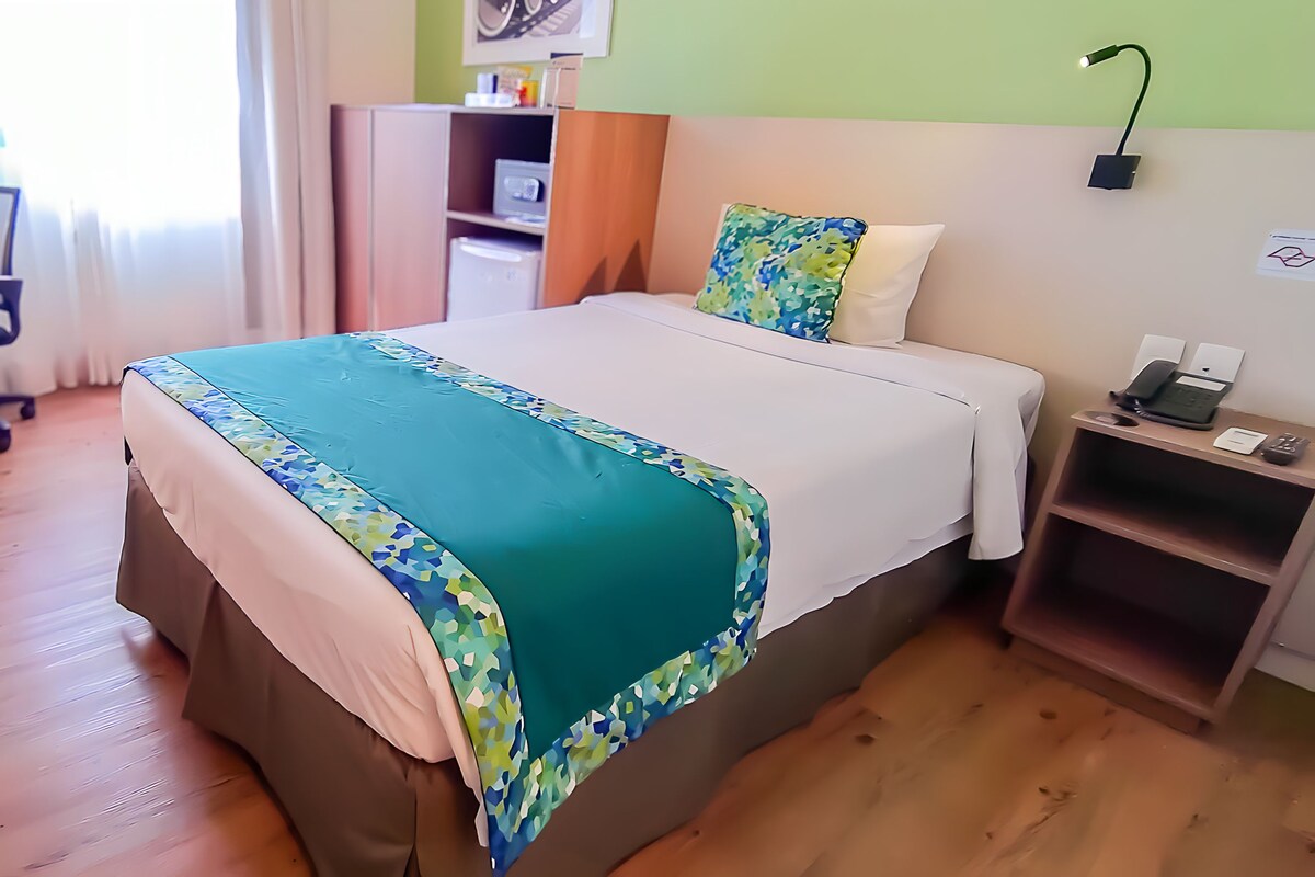 Superior Handicap | Minibar, in-room safe, desk, blackout drapes