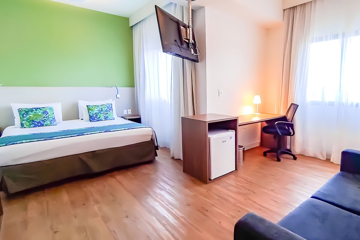 Suite Executiva | Minibar, in-room safe, desk, blackout drapes