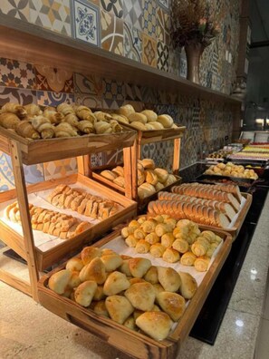 Una vitrina de panadería con diversos productos horneados.