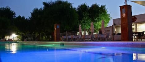 Een seizoensgebonden buitenzwembad