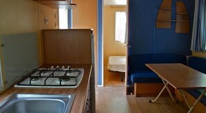 Bungalow, 1 makuuhuone | Yksityinen keittonurkkaus | Jääkaappi, liesi, kahvin-/teenkeitin