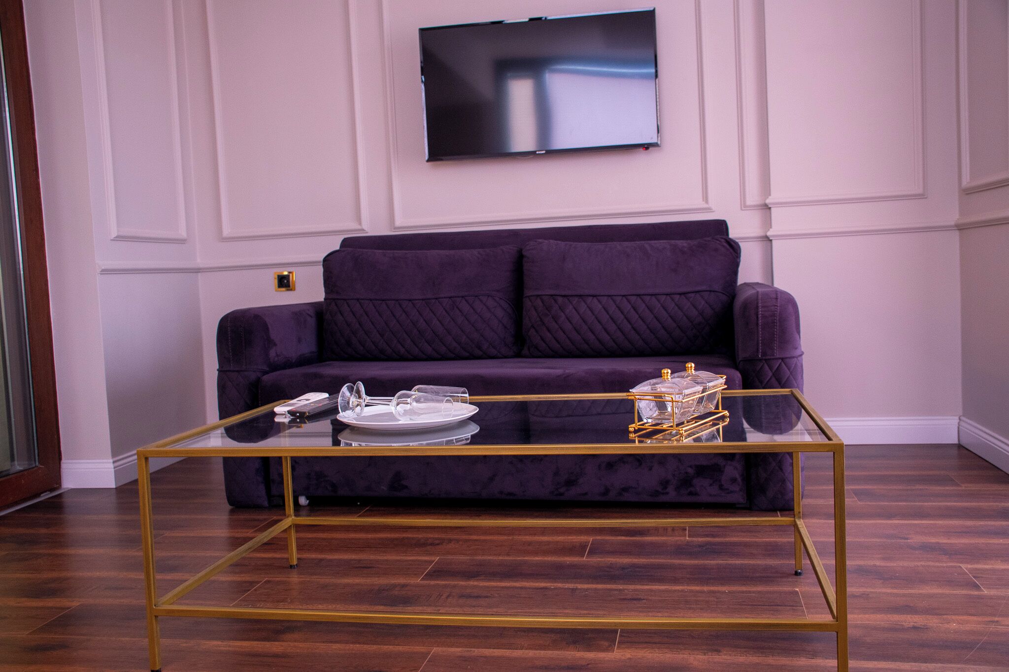 deluxe room | living area | 32-inch lcd tv with satellite channels, tv