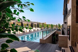 2 piscinas internas, piscina externa, guarda-sóis, espreguiçadeiras