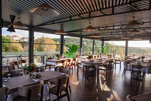 2 Innenpools, Außenpool, Sonnenschirme, Liegestühle