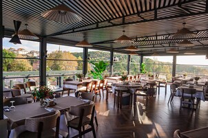 2 piscinas techadas, una piscina al aire libre, sombrillas