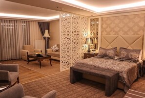 Suite Room with Jacuzzi | Ropa de cama de alta calidad, minibar, caja fuerte y wifi gratis