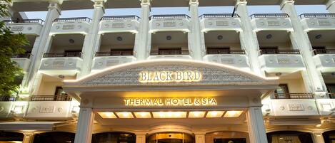 Overnatningsstedets facade – aften/nat