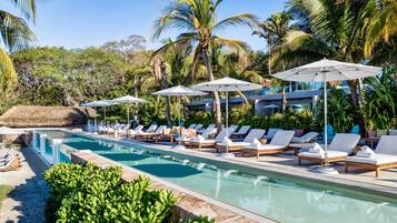 2 albercas al aire libre, camas balinesas (con cargo) y camastros