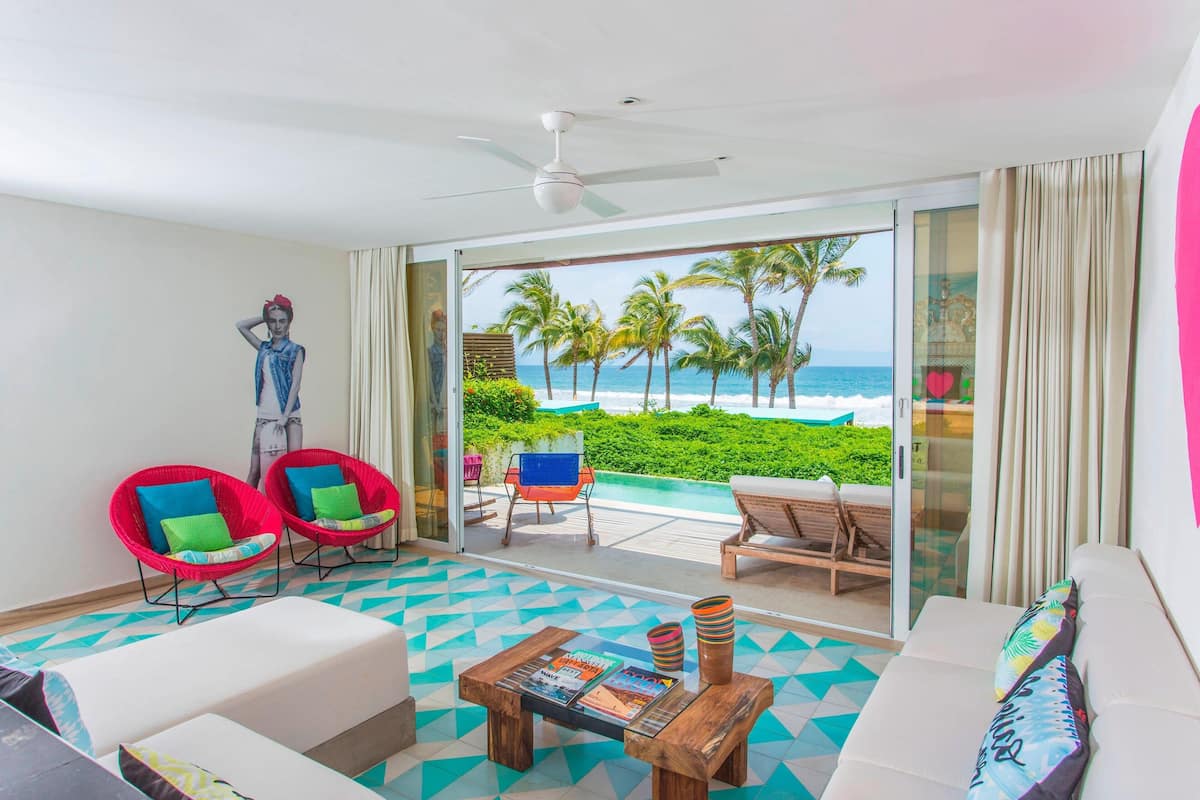 Escape Suite Oceanfront King, Plunge Pool | Sala de estar | Televisión de pantalla plana de 58 pulgadas con canales por cable