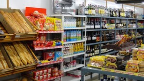 A grocery store with shelves stocked with bread, snacks, and beverages. - Camping Internacional Palamos (Palamós)