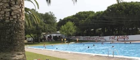 季节性开放的室外游泳池