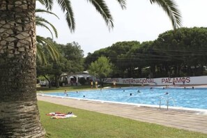 Una piscina al aire libre de temporada