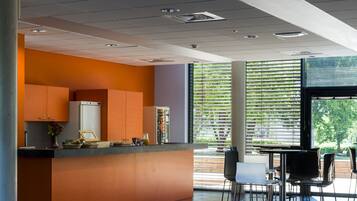 Se ofrece un desayuno bufé (10 EUR por persona)