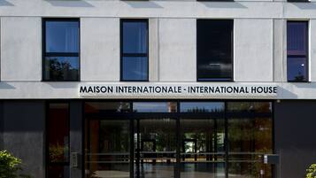 Vista frontal de la propiedad