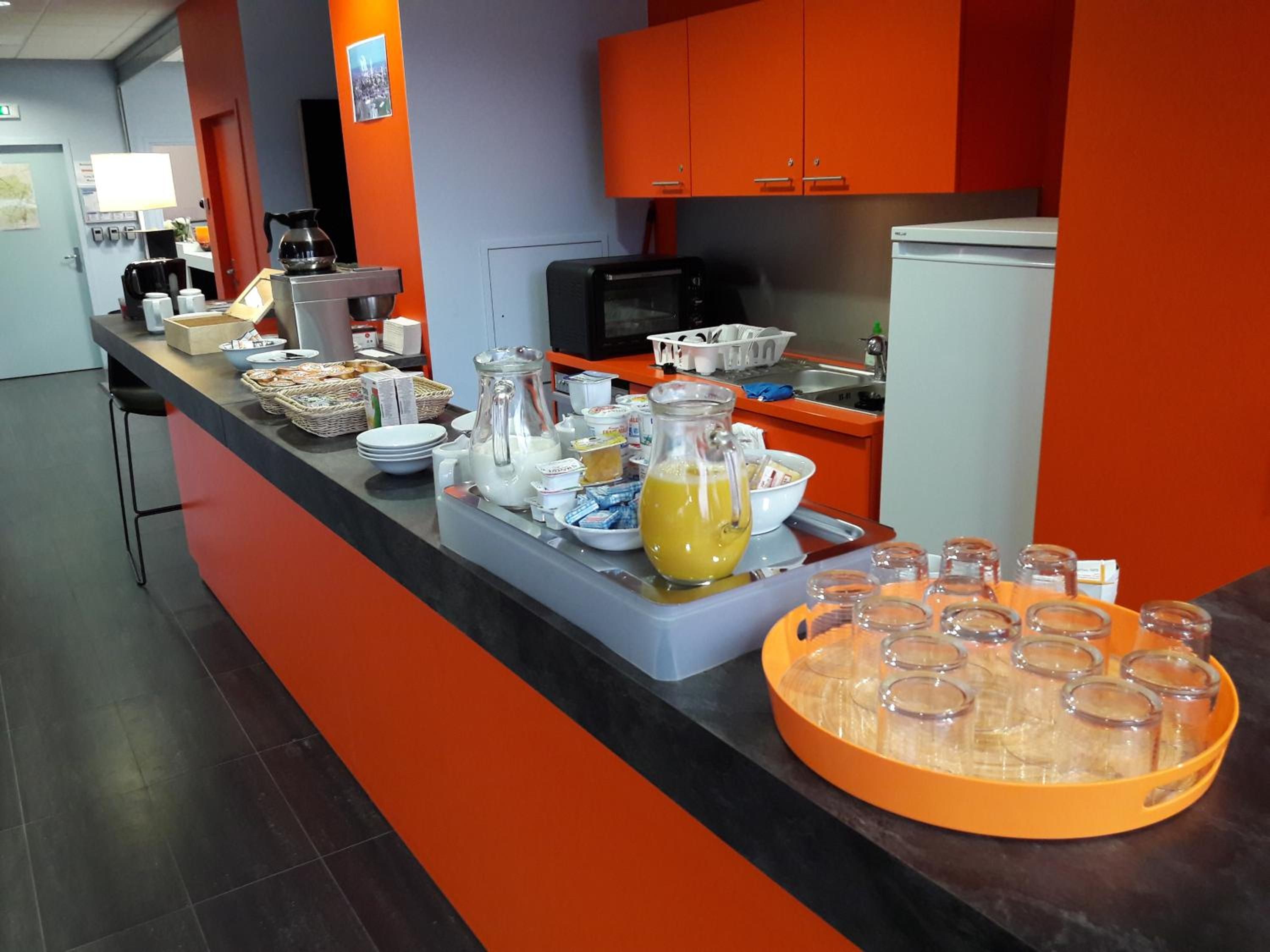 Un buffet de petit-déjeuner proposant une variété d'aliments et de boissons.