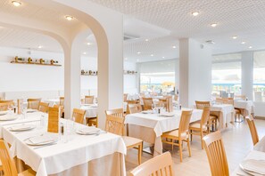 Frokost, lunsj og middag serveres, lokale retter 