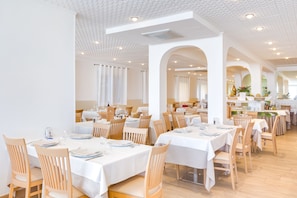Breakfast, lunch, dinner served; local cuisine  - Hotel Bellariva (Jesolo)