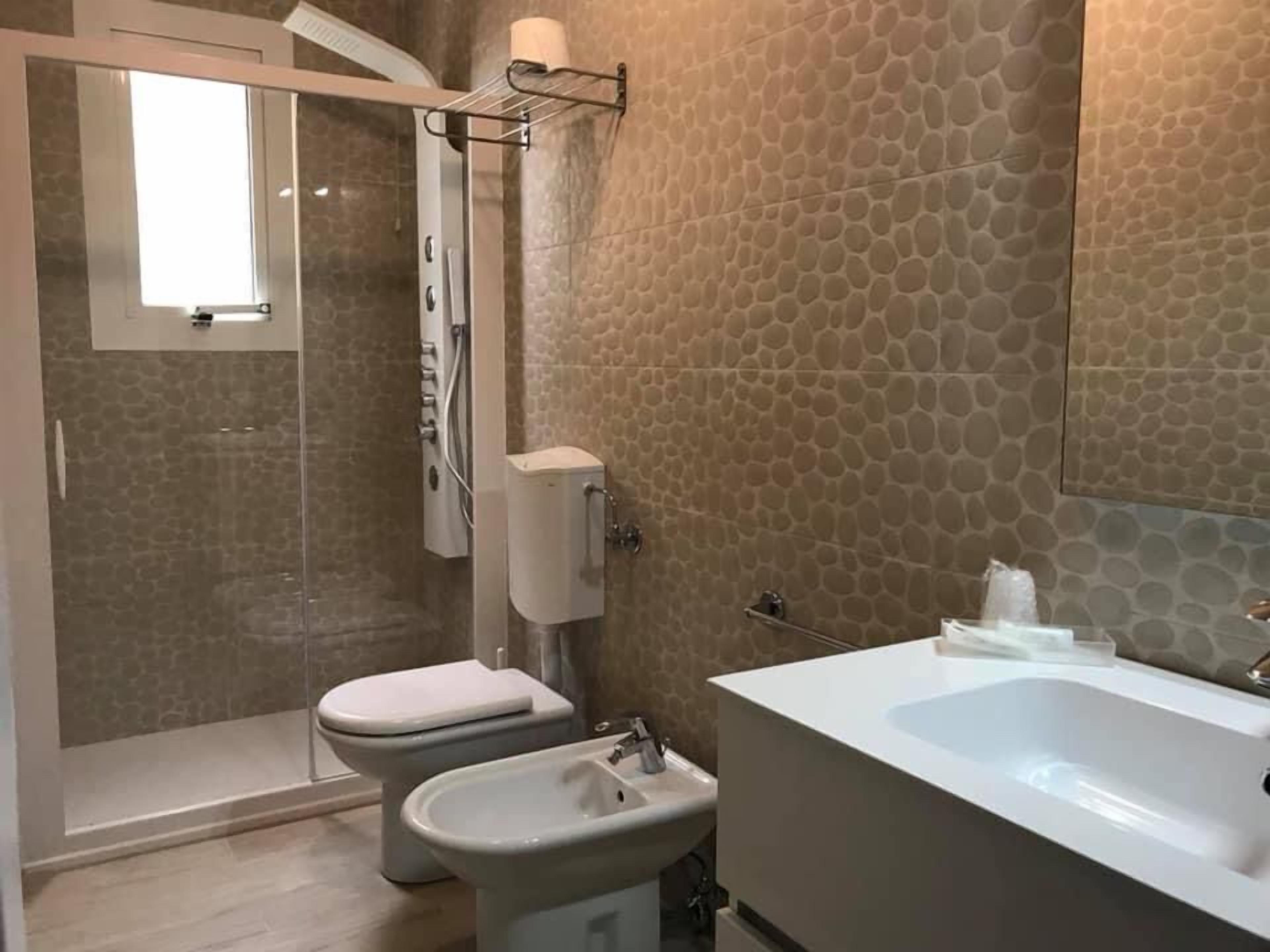 shower, free toiletries, hair dryer, bidet