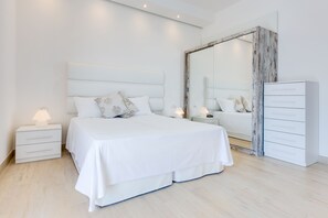 Sengetøy av topp kvalitet, safe på rommet og skrivebord