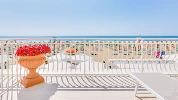 Premium bedding, in-room safe, desk, blackout drapes