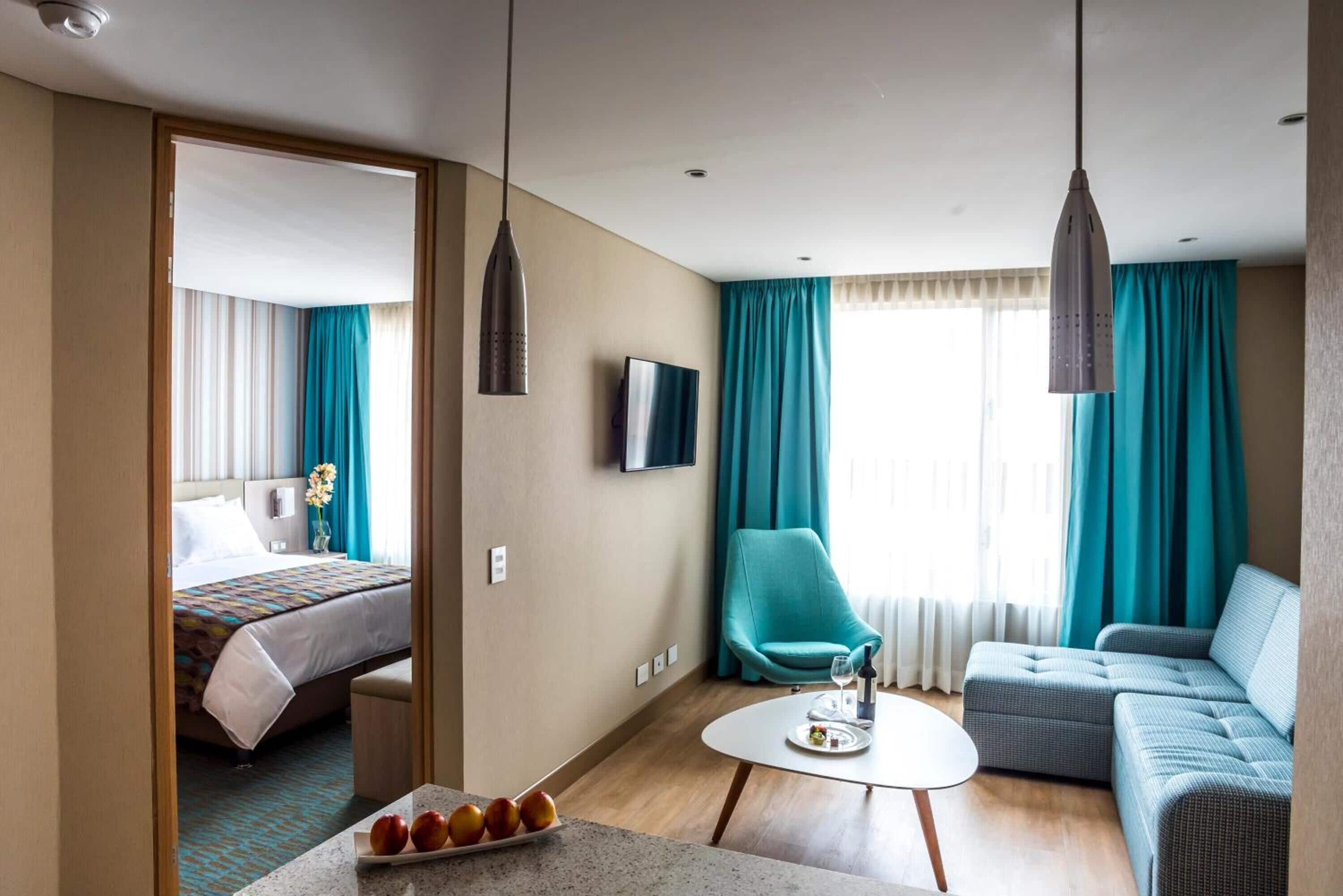 Suite junior, 1 habitación | Minibar, caja de seguridad en la habitación y escritorio 