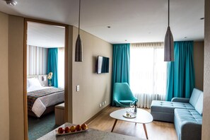 Minibar, caja de seguridad en la habitación y escritorio 