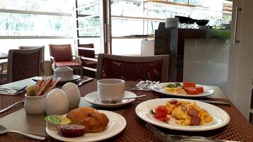 Päivittäinen englantilainen aamiainen (37000 COP per henkilö)