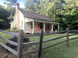 Historic Coombs Private Home, 2 Single Queen Bedrooms
