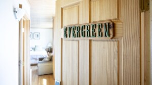 Eine Holztür mit dem eingravierten Wort 'EVERGREEN'.