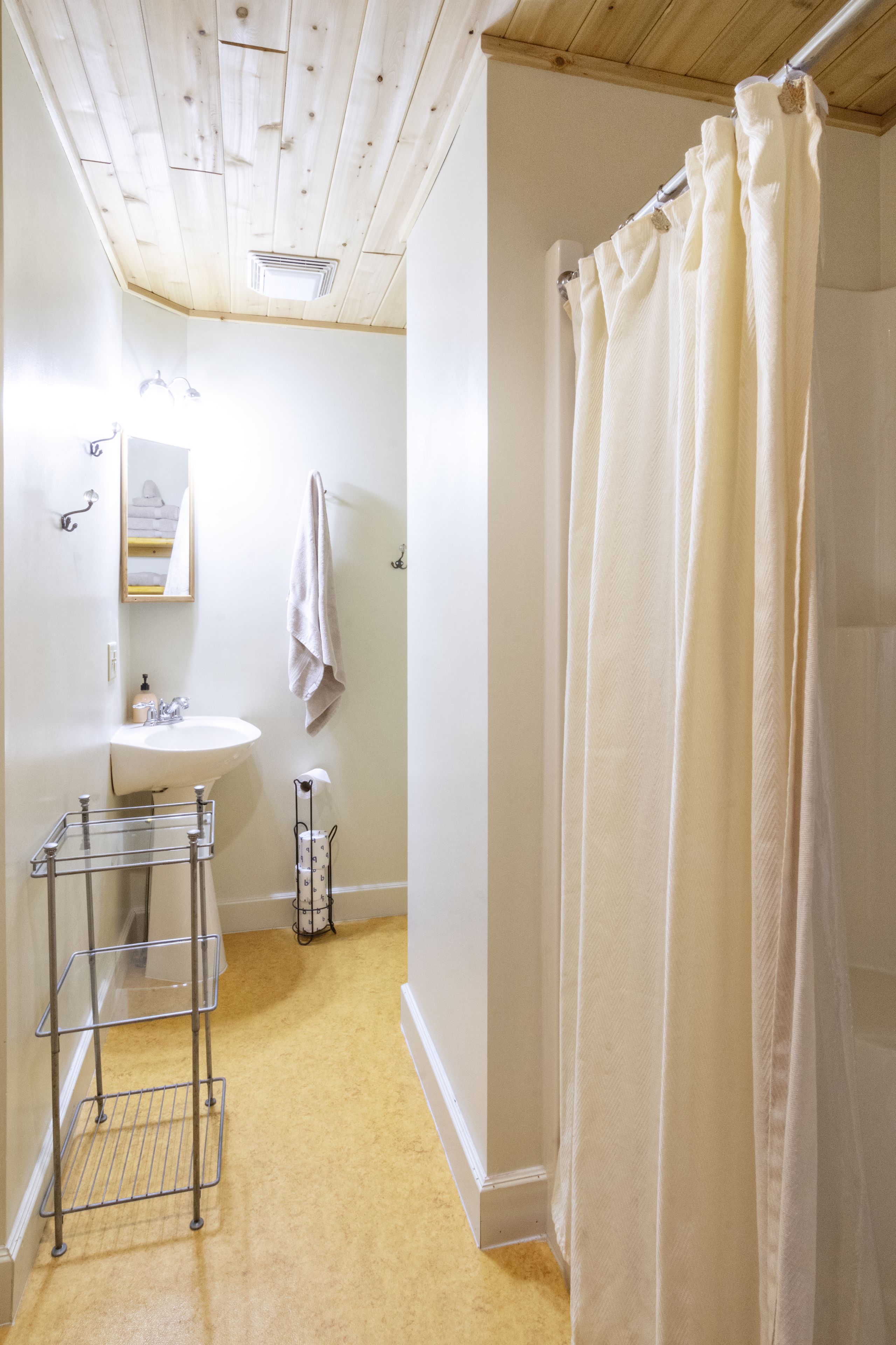 room, 2 bedrooms, non smoking (amber room) | bathroom | shower, eco-friendly toiletries, hair dryer, towels