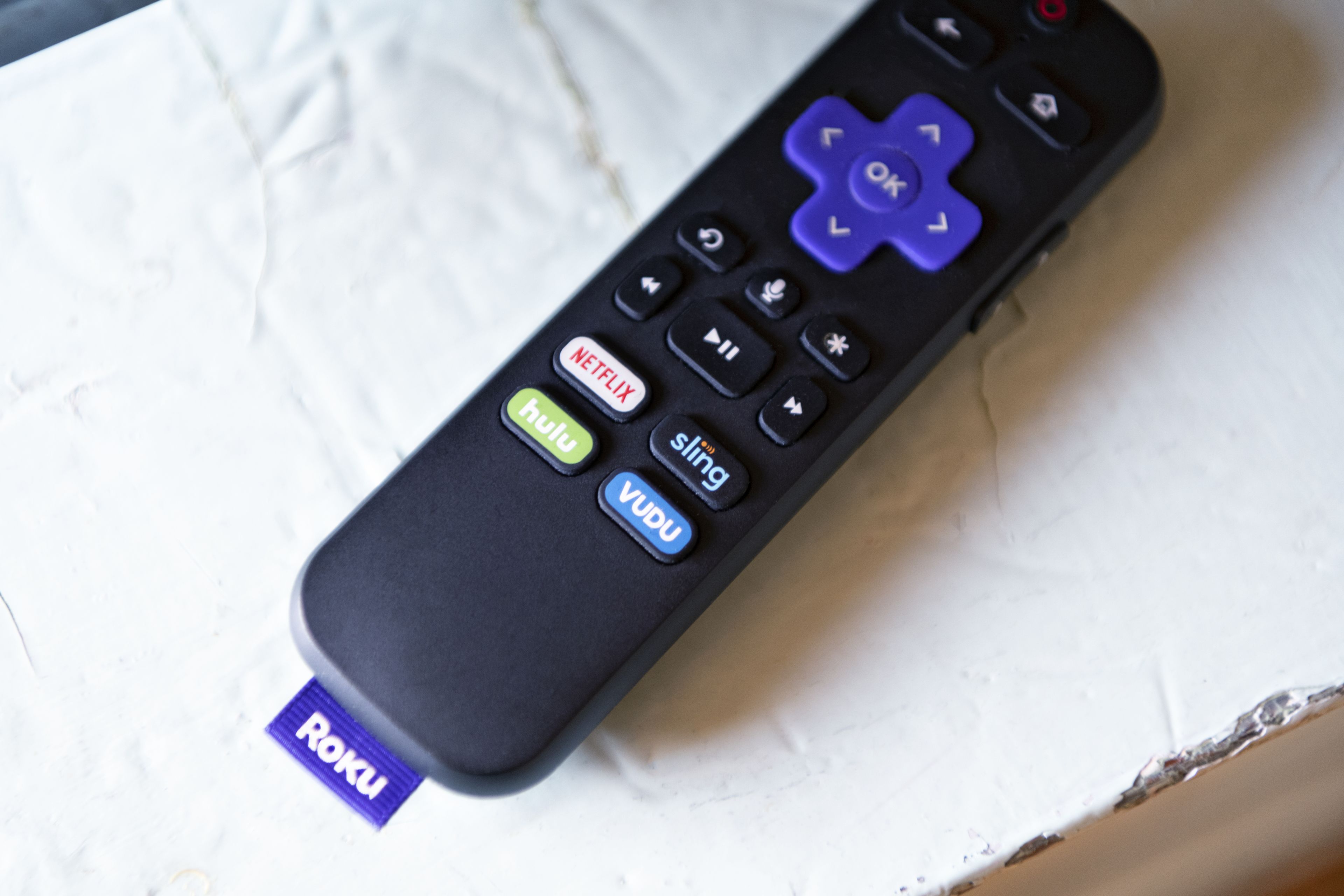 Un control remoto negro con botones etiquetados Netflix, Hulu y Vudu.