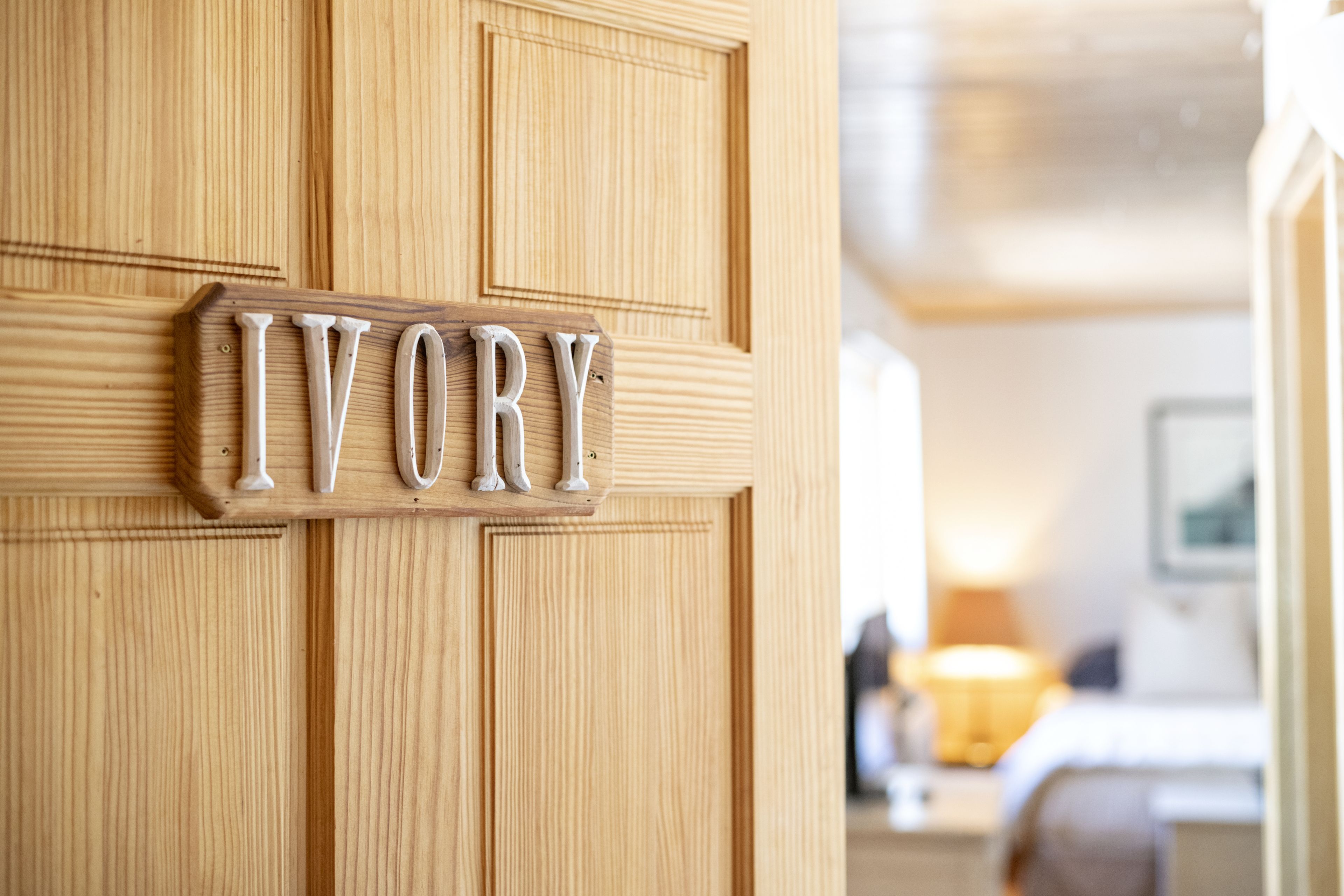 Puinen ovi, jossa sana ”IVORY” on kirjoitettu valkoisilla kirjaimilla.