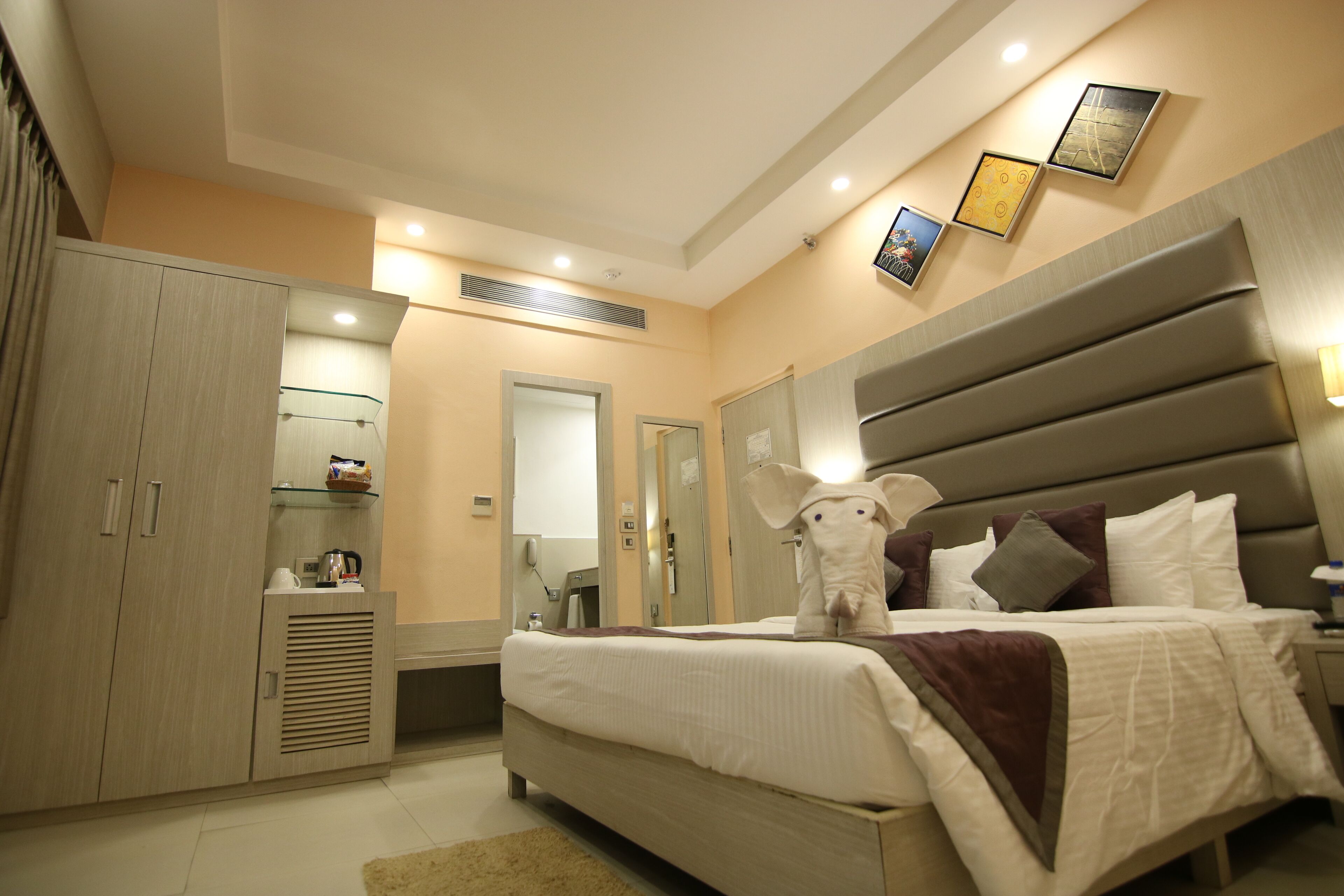 deluxe room, 1 king bed, city view | premium bedding, minibar, in-room safe, desk