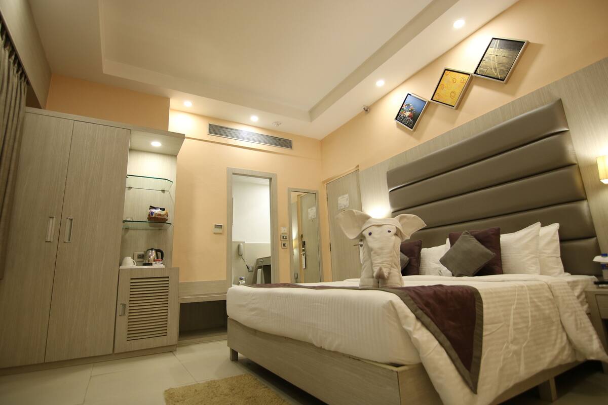 deluxe room, 1 king bed, city view | premium bedding, minibar, in-room safe, desk