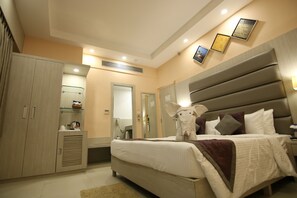 Un dormitorio con cama, mesita de noche, armario y espejo.