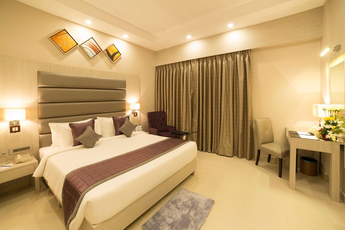 Executive Room, 1 King Bed, City View | Premium bedding, minibar, in-room safe, desk