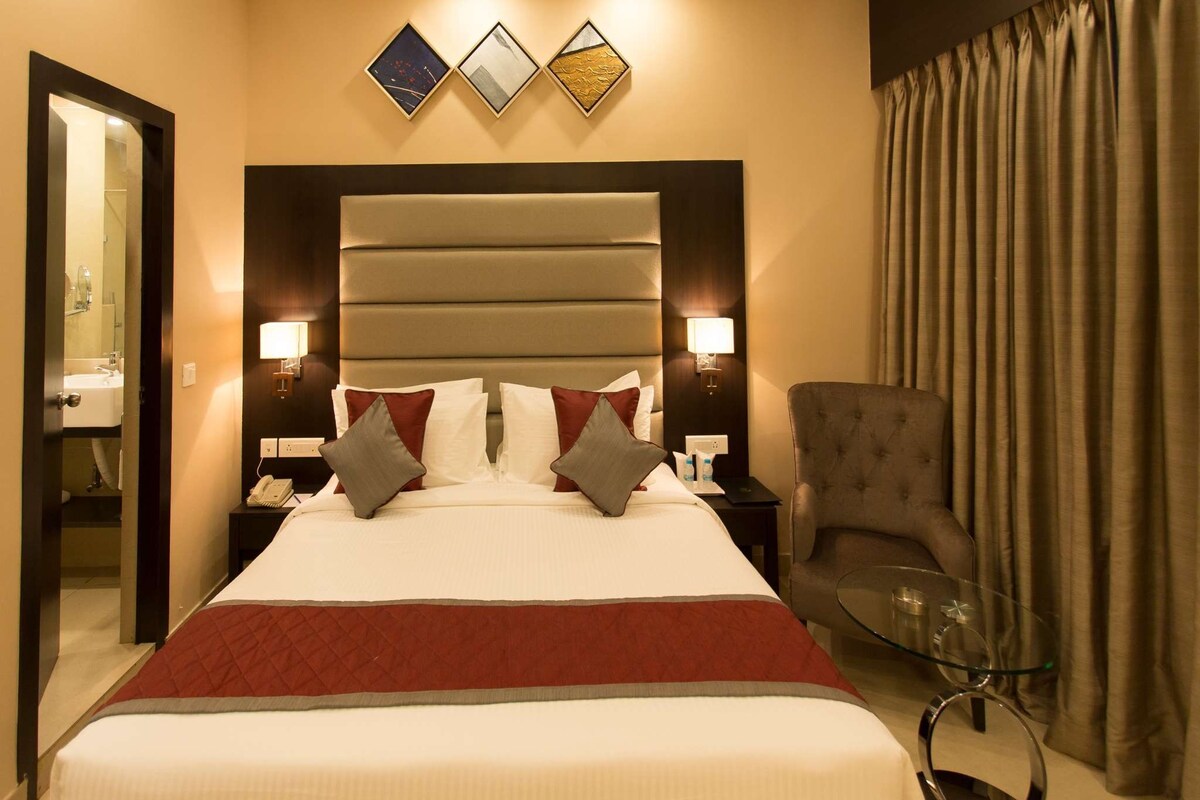 Deluxe Room, 1 King Bed, City View | Premium bedding, minibar, in-room safe, desk