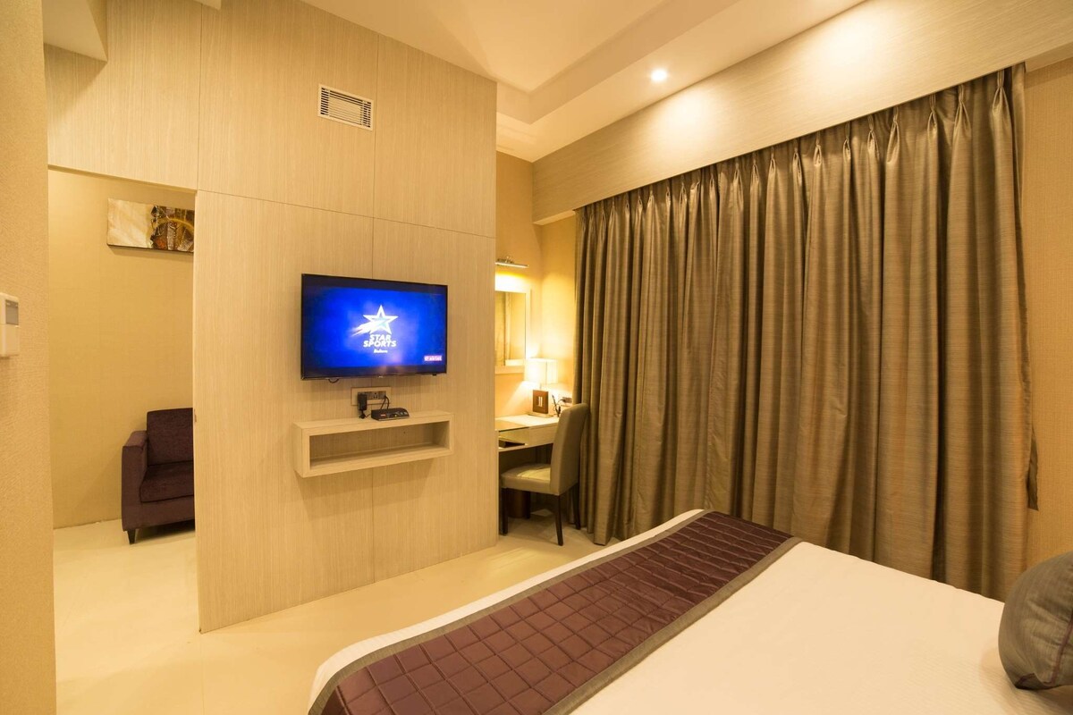 Suite, 1 King Bed, City View | Premium bedding, minibar, in-room safe, desk