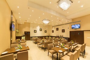 Breakfast, lunch, dinner served; international cuisine  - Golden Tulip Salt Lake City Kolkata (Bidhannagar)
